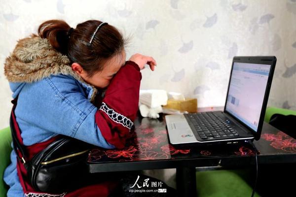 毛土贵的女儿毛竹边流泪边不停的在查看网络上的信息。