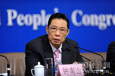 　　图为全国人大代表、中国工程院院士钟南山