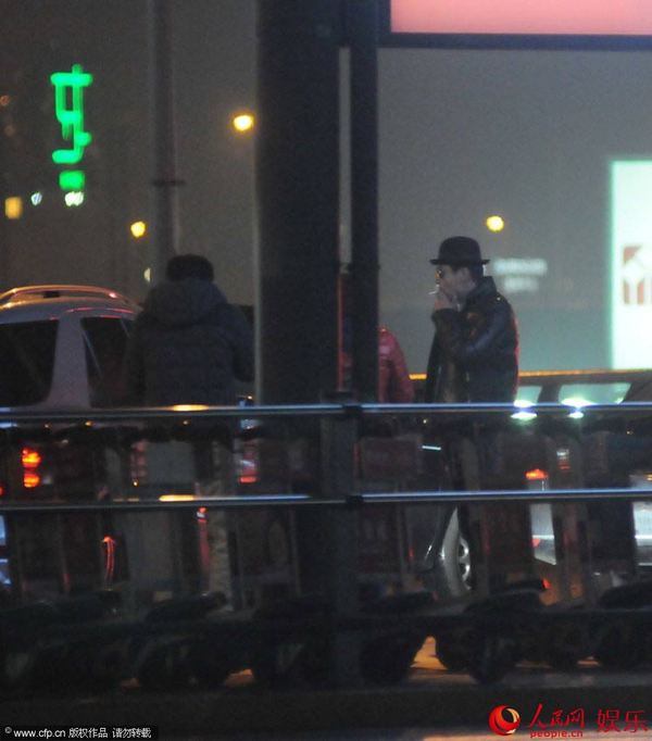 陆毅与<em>妹夫</em>郭京飞大过烟瘾 <em>鲍蕾</em>静候毫无怨言