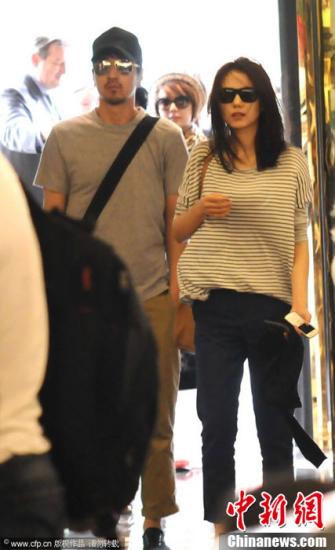 高圆圆赵又廷3年后重回定情酒店 共撑一把伞