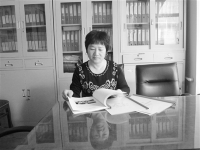 为让居民熟悉她 天天义务扫楼道|老人|大爷_凤