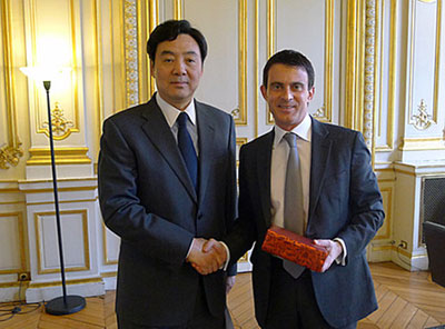 法国内政部长瓦尔斯表示将为来法中国游客提供