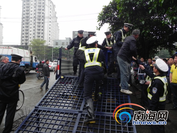 海口秀英整治违法停车场 看车人:许可证未到期