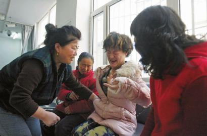 一位保洁员大姐跑回休息室 拿出仅带的30多元