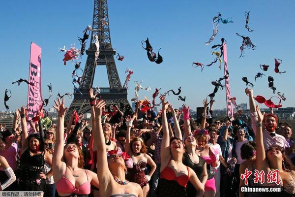 法国女性埃菲尔铁塔前抛<em>胸罩</em> 呼吁关注乳房健