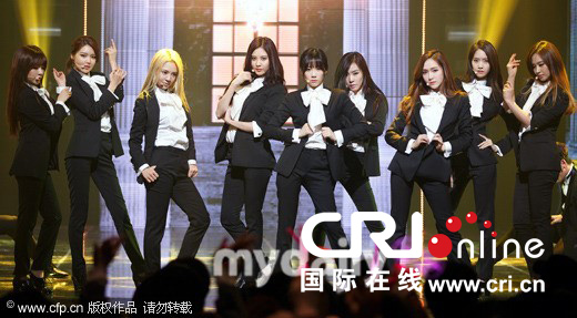 <em>少女时代</em>帅气<em>男装</em>霸气演唱 2NE1穿个性服饰展
