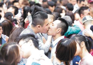 台湾同性恋团体街吻 宗教团体喊一夫一妻|台