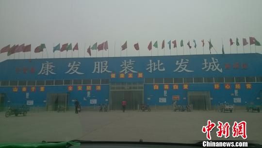 宁晋一仓库变身批发市场 灭火器箱成垃圾筒|