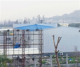 学校附近一共有31家临时进驻的企业,目前已列入搬迁日程。