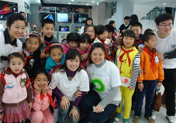 小学生体验多彩科学课堂 静电魔术让孩子们直