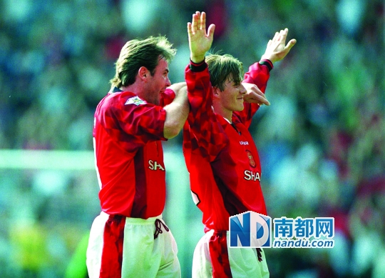 1996年8月17日,贝克汉姆中圈吊射破门,开始一