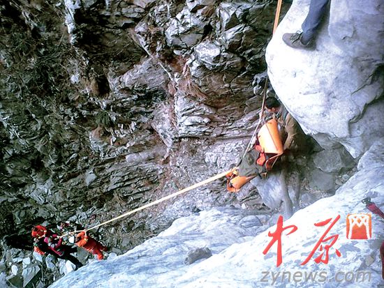 郑州一驴友登嵩山时坠崖遇难|郑州|峡谷