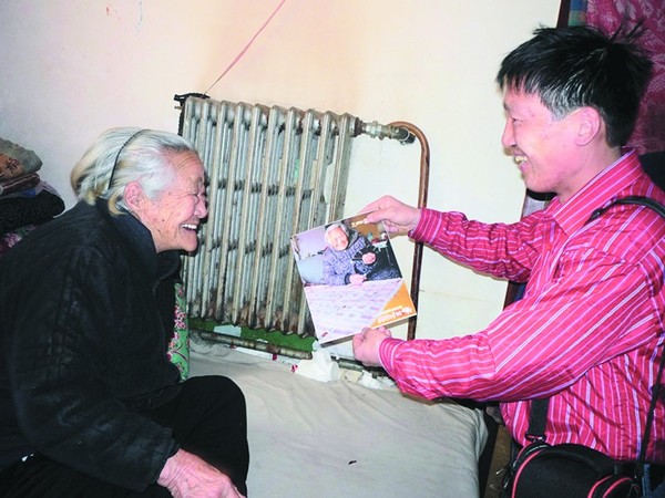 沧州腻子工利用午休时间上门送照片|老人|老