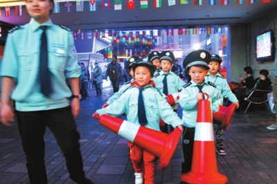 小孩学大人 体验父母不容易|爸爸|家长