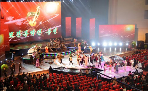 朝鲜民众热情观看牡丹峰乐团演出|演出|朝鲜_凤