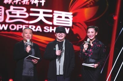 　　节目现场，左起郭德纲、刘欢、宁静。
