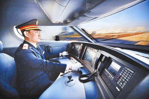 徐州机务段动车组列车司机正在执行标准化作业
