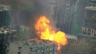 煤气站爆炸火高数层楼|煤气罐|火灾