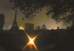 世界之窗埃菲尔铁塔熄灯一小时