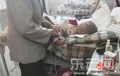 3岁女童被烫伤 妈妈扔下她走了