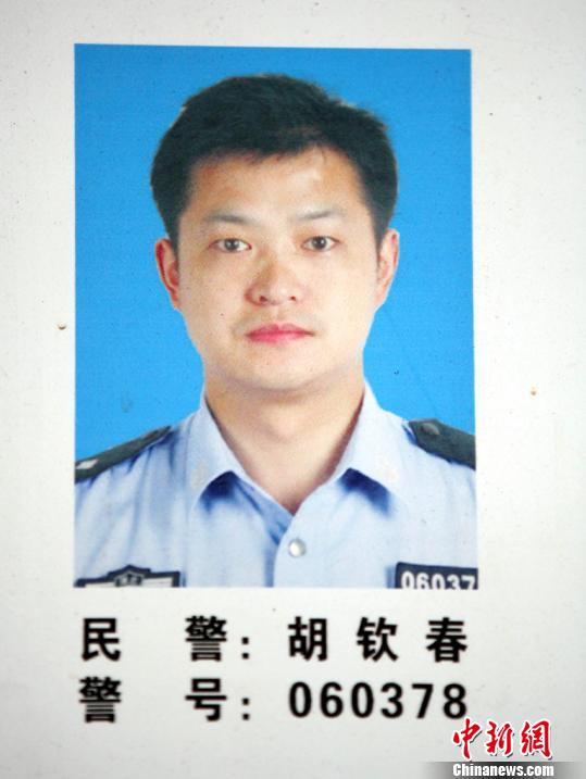 英雄逝去警魂犹存　刘良伟　摄src=