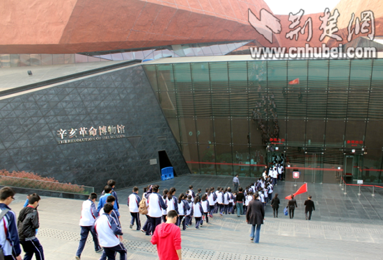 武汉中学生赴辛亥革命博物馆缅怀先烈