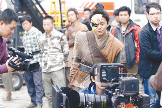 何炅搭档阿娇演新片 为对方人工呼吸(图)|片中