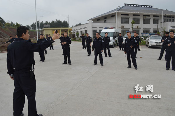 (教官演示催泪喷雾的使用)