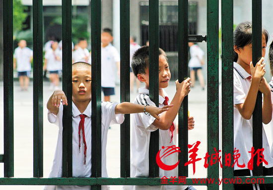 委员炮轰东莞中小学:学生每天在校学习超10小