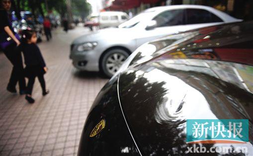 ■一辆停在街边的汽车前盖上被砍出一道痕迹。