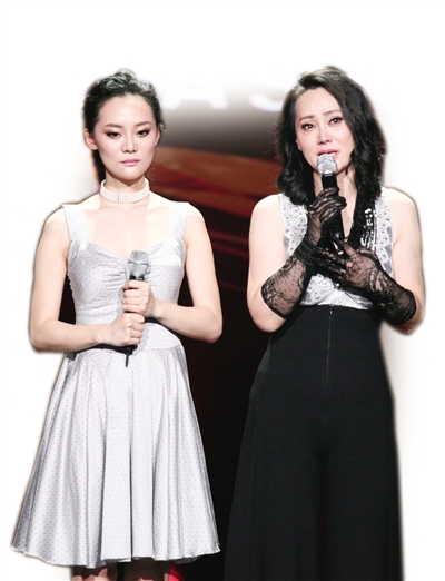 宋佳(右)和女儿张楚楚