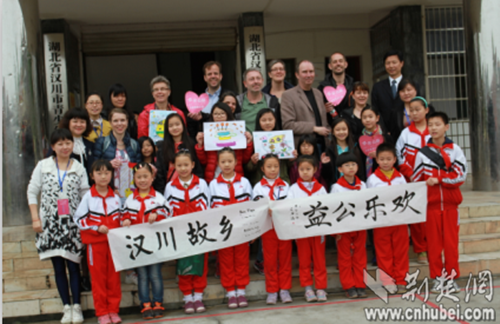 7名瑞典收养中国儿童回汉川寻根 感受中国传统