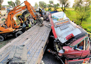 巴基斯坦客车撞拖车|相撞|拖车