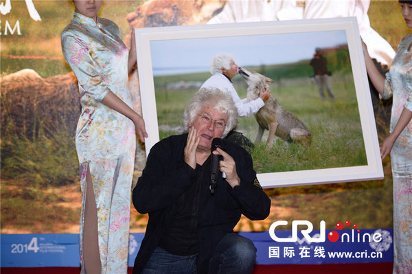 《狼图腾》举办发布会 导演阿诺现场模仿狼(高