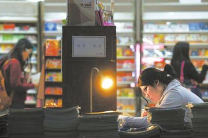 “当城市进入午夜，书店就是灯火。”第19个世界读书日当天，北京三联韬奋书店24小时书店正式挂牌营业。