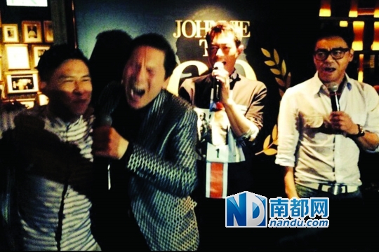 生日会内场精彩瞬间:《扫毒》三人组古天乐、刘青云、张家辉与向华强合唱《誓要入刀山》。向老板,太投入了吧!