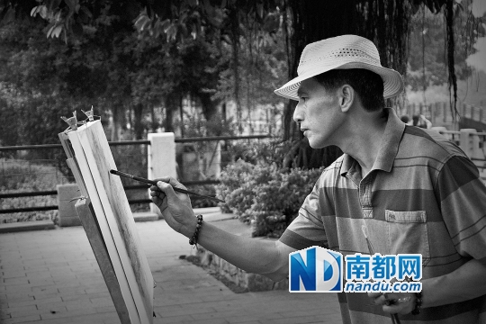 正在古港作画的一位艺术工作者。