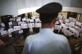 2012年5月23日,广州,上百名花都、清远居民表达反对在花都区汾水林场建垃圾焚烧厂的诉求。图/CFP