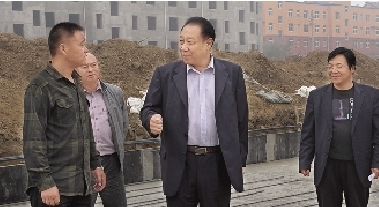 　　徐德全（右二）指导村建工作