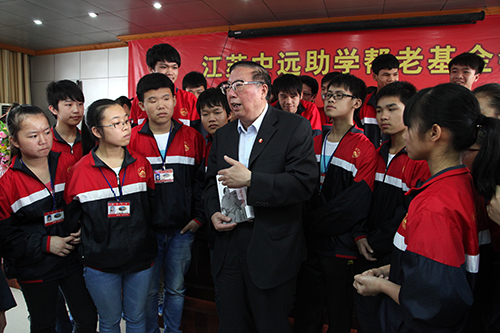 江苏中远助学帮老基金会助隆安中学贫困生“圆梦”|学生|校园_凤凰资讯