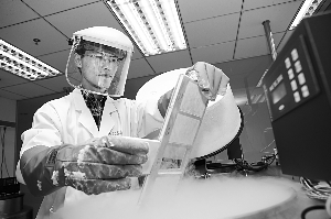 上海市脐血库,工作人员从低温液氮瓶中拿出脐带血包。高征 早报资料