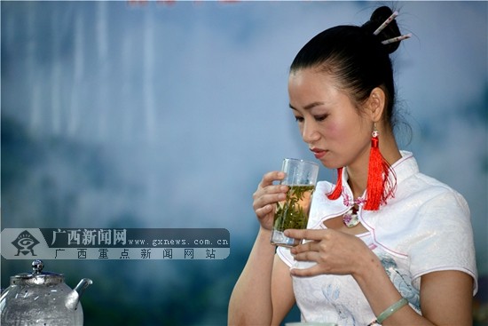 一名女子在茶道茶艺表演赛上表演茶艺，闻茶香。 广西新闻网记者 胡雁 摄