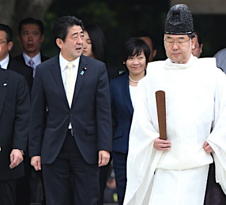 中新网4月28日电 综合日本媒体28日报道,日本首相安倍晋三携夫人安倍