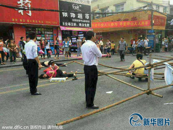 　　4层楼高的脚手架突然倒塌，多人被砸。图片来源：闻雨斋主/东方IC