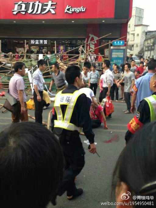 　　4层楼高的脚手架突然倒塌，多人被砸。