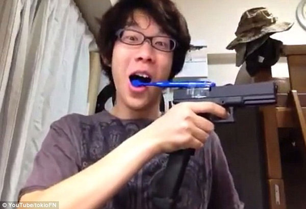 日本男子自制 手枪牙刷 上传刷牙视频 遭英媒嘲