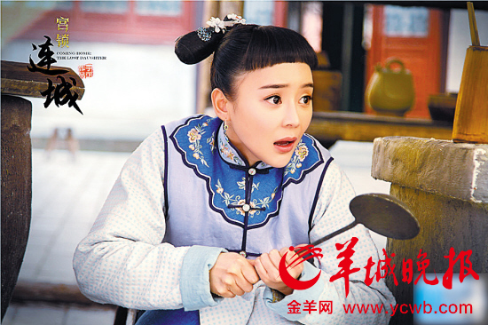 《步步惊情》再现前作经典场景 上周,几部昔日大热剧的续集扎堆登陆荧屏,在爱奇艺点击率排行榜上,名列前五的剧集有四部是在剧名后加了个数字《宫3》(《宫锁连城》)、《步步惊心2》(《步步惊情》)、《野鸭子2》、《爱情公寓4》。不过,这几部续集虽然得到了极高的关注,但口碑却不怎么样,《宫3》和《步步2》更是被广大网友频频吐槽。 《宫锁连城》 吐槽根本停不下来 从桥段设计到女主角的外貌和演技,从服装道具到于正抄袭门,《宫锁连城》开播至今一直处于风口浪尖。而今虽然播出大半,但网友们依旧以根本停不下