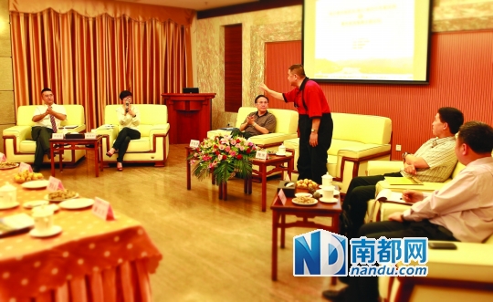 沙龙现场，嘉宾们各抒己见，气氛热烈。