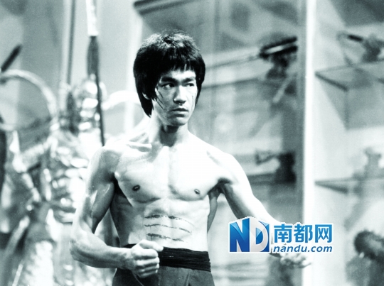 李小龙倒三角背是划船动作练出来的。