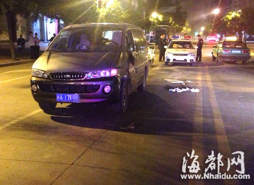 福州:面包车司机酒驾冲关 协管员被拖行百米受